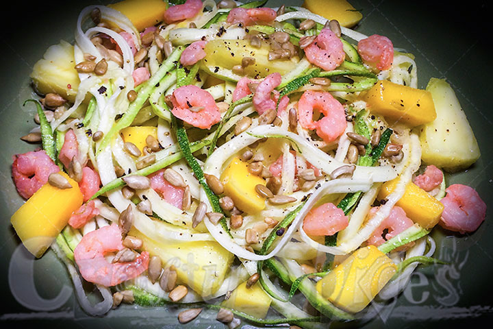 zucchini noodles with fruit and shrimps