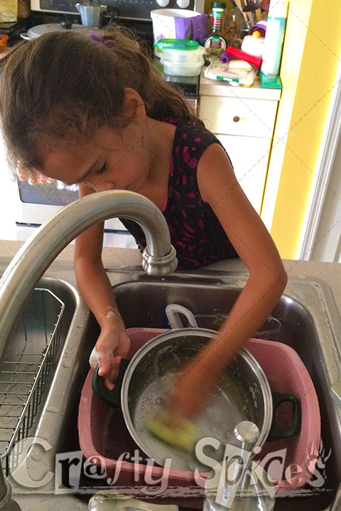 6year old washing dishes