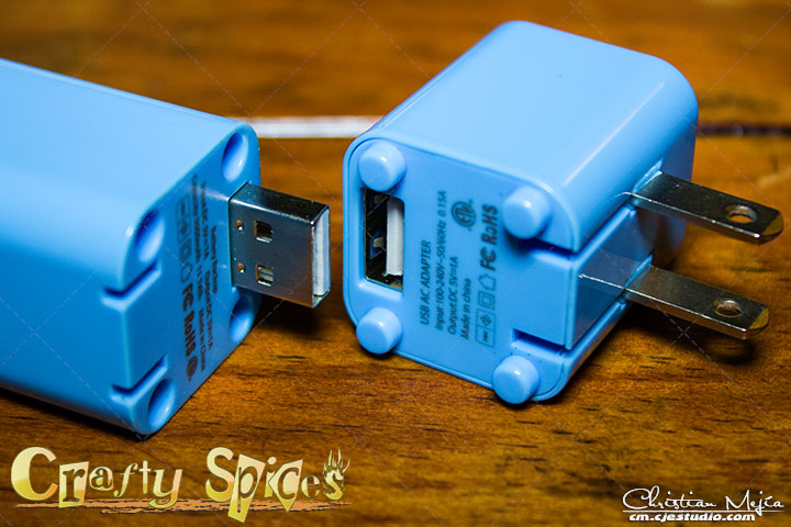 SUNLABZ Universal 2-in-1 USB Wall Charger and Portable 3000 mAh Power Bank close up of Power Plug close up of conectors SUNLABZ Universal 2-in-1 USB Wall Charger and Portable 3000 mAh Power Bank close up of Power Plug close up of conectors