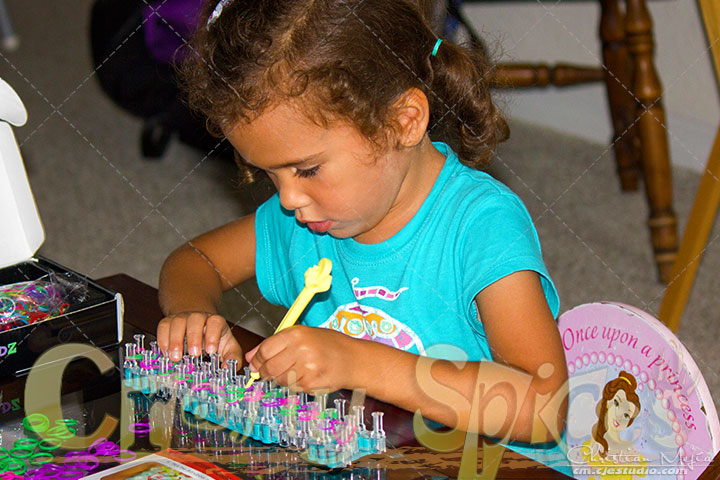 Rainbow Bandz Loom Kit #loomkit - Our 4 year old making a bracelet 